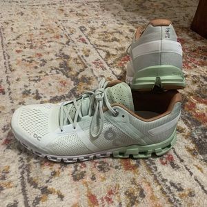 On cloud running shoes. Cloud flow.